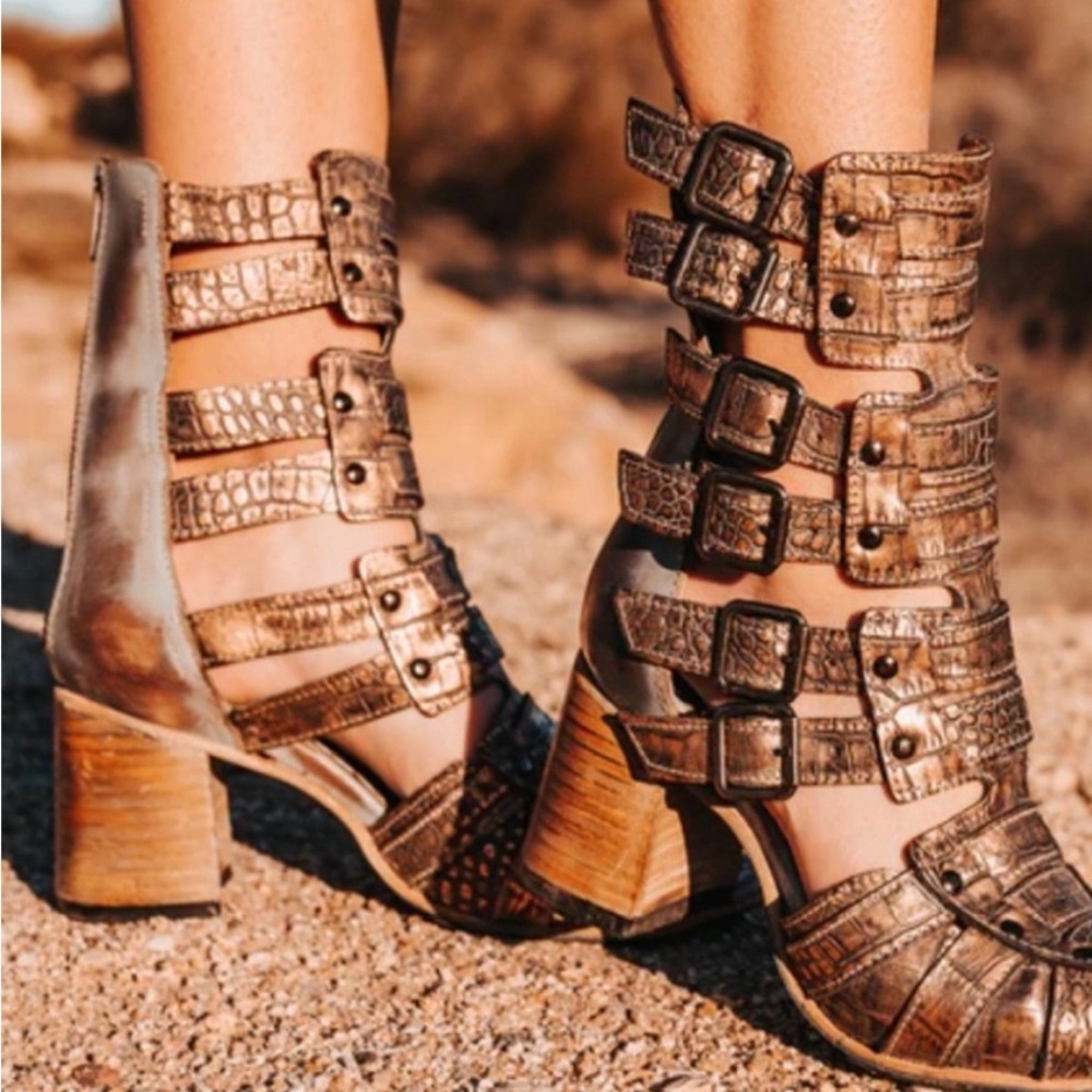 Freebird Zane Metalic Gladiator Sandal Size 8 like new condition